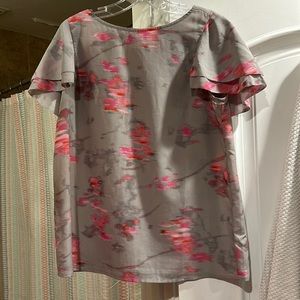 Banana Republic short-sleeved, multi-colored top. Size: Medium